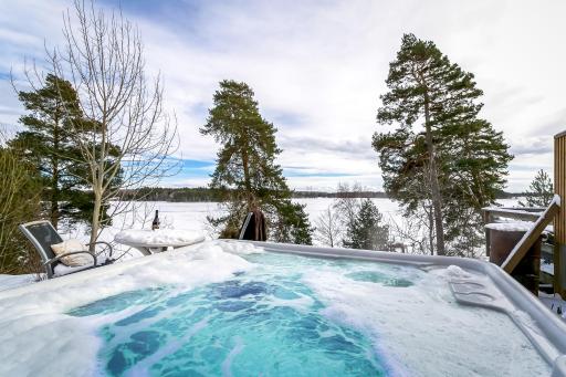 Relaxing Lake Oasis with Jacuzzi - Amazing view & Private Pier - Housity