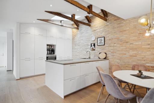 Central 3-bedroom apartment with a big terrace and fitness room - Housity