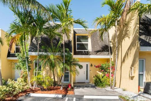Cozy Two story Townhouse, 5 Minute Drive to Beach - Housity