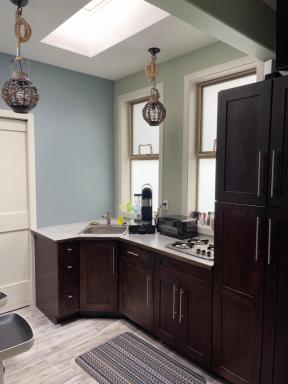 Bright and Cozy 1 Bedroom Suite - Housity