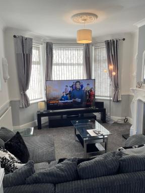 3 Bedroom House, with Free WiFi - Maples Properties Short Lets & Serviced Accommodation Hull - Housity