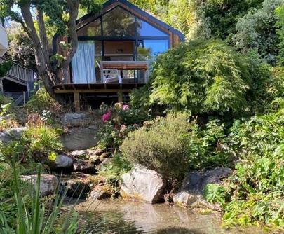 Central Wanaka Oasis, Tiny Home, Mountain Views & Spring Water - Housity