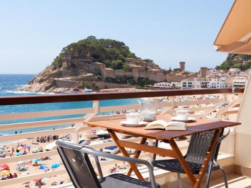 LETS HOLIDAYS APARTMENT SEA VIEWS on the BEACH - Housity