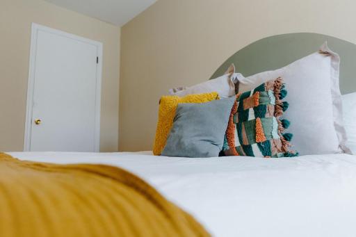 Centrally Located 3BR Overton Square Fast WiFi Free Parking Yes Pets - Hizvo