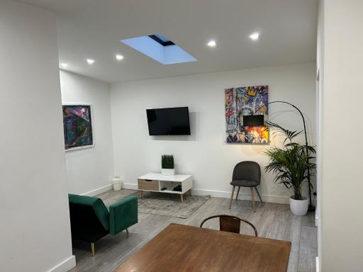Unique 4 Bedroom House, ideal for HS2, Business People, Contractors & workers - Housity