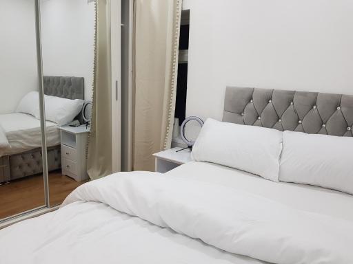 Elegant room In a private House - Housity