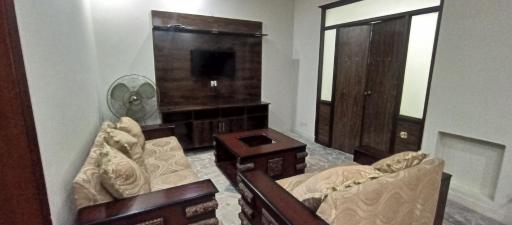 Independent funmrnished room near emporiu - Housity
