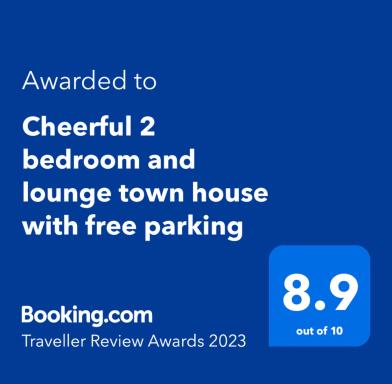 Cheerful 2 bedroom and lounge town house with free parking - Housity