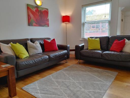 The Bath House Apartments - Free 1st breakfast - FREE parking - Housity