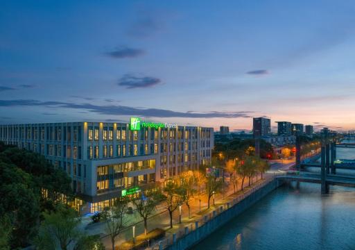 Holiday Inn Express Shanghai Pujiang, an IHG Hotel - Housity