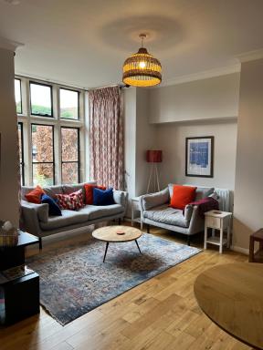 School House Cottage - 2 bedroom cottage - 1 dbl, 1 single - with garden and parking - Housity
