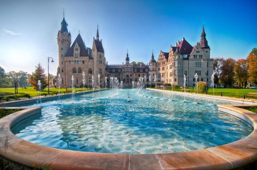 Moszna Zamek - Housity
