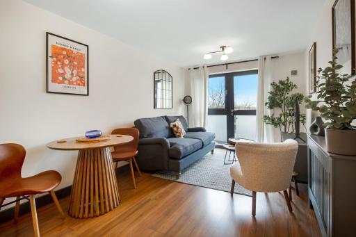 Central 1 BD + Sofa Bed in the Heart of Cheltenham! - Housity