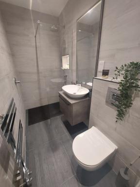 Stunning 1-bedroom annexe flat with own entrance near London - Housity