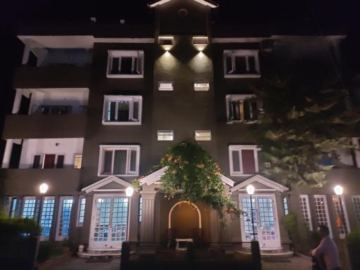 Hotel Royal - Housity