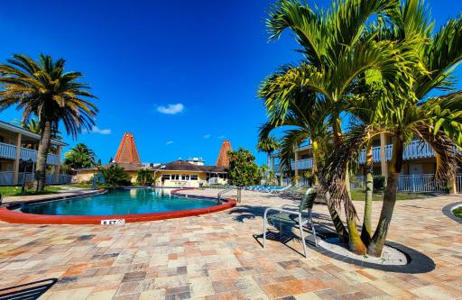 Holiday Hotel - Housity