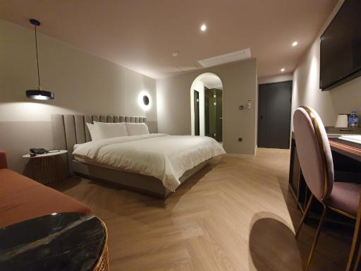 BUTTON HOTEL - Housity