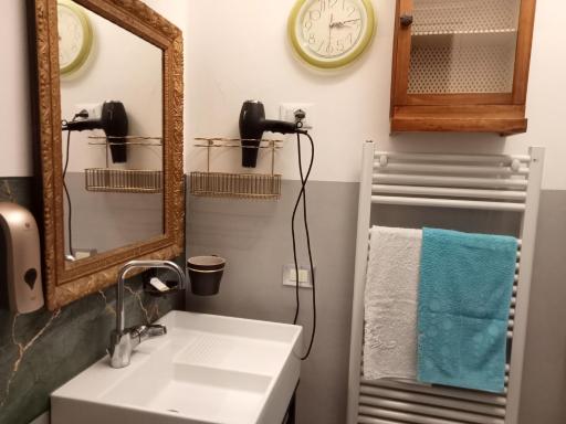 AURY HOUSE - STATlON - -Via-Platani-7- - Housity