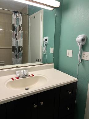 Ambassador Inn - Housity