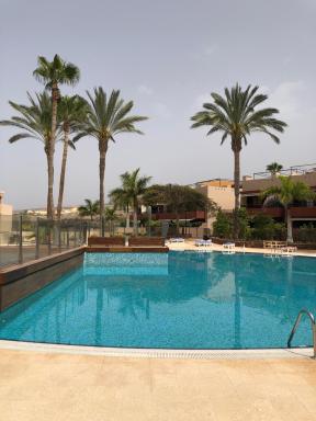 2 bedroom with parking, WiFi, views & heated pool - Housity