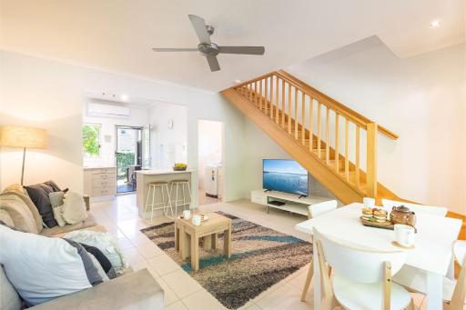 Florida 1 - 2 min walk to beach shops and restaurants - Housity