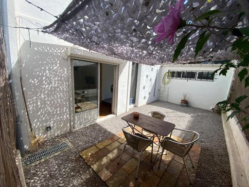 Grand studio de 38m2 et cour indépendante de 25m2 dont wifi et Netflix - Housity