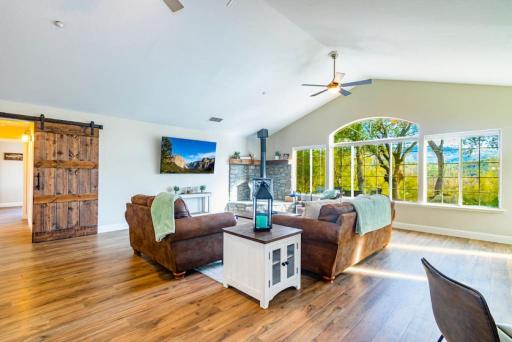 Mystic Mountain Villa, 14 miles from Yosemite - Housity