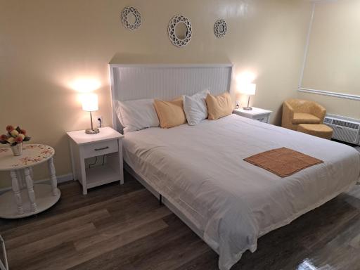 Blue Sky Inn- Veteran Owned, New Breakfast Area, Rennovated Rooms, 5 plus acres for you and your pet to roam, NEW Fire Pit - Housity