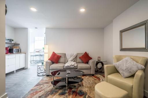 Modern Contemporary 2 Bedroom Suite - Housity