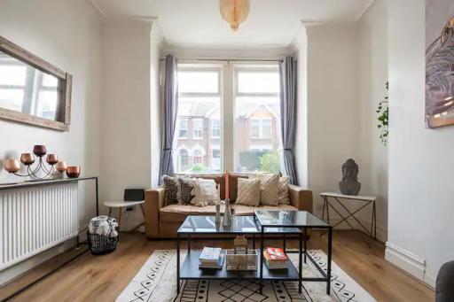 Alross Room with Breakfast - Housity