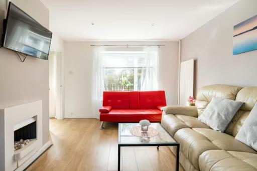 Stevenage Contractors x8 New 3 bedroom House Free Wifi, Parking, Towels all inclusive & Large Garden - Housity