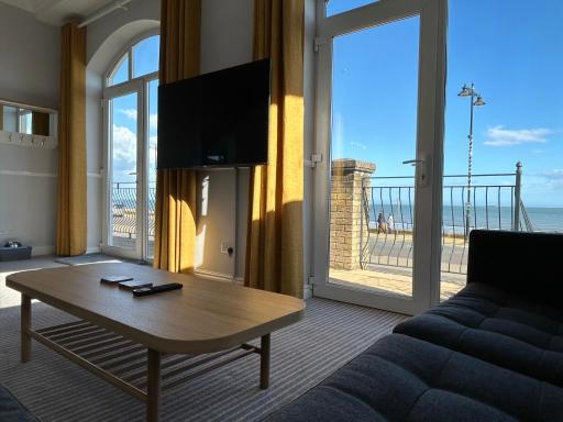 Clifton Seafront Apartments - Sandown, Isle of Wight - FREE CAR FERRY - Housity
