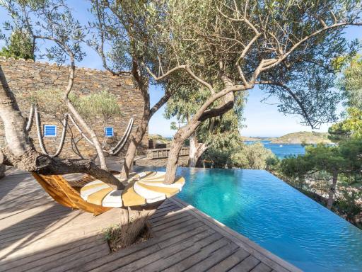 Beachfront house with private pool for up to 4 people - Housity