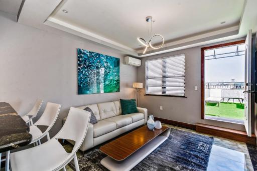 The Gem - Stylish Penthouse with a Private Deck - Housity