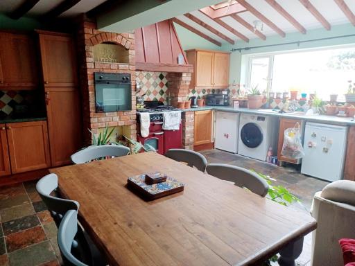 200m AOSB Cottage in Westbury - Housity