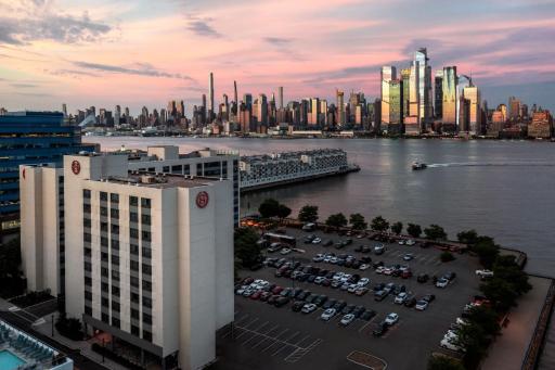 Sheraton Lincoln Harbor Hotel - Housity