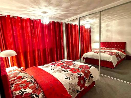 Luxurious and stunning holiday home with beautiful and comfortable rooms with a fireplace - Housity