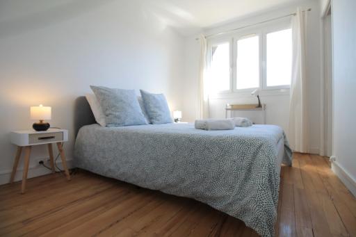 Disponible - Appartement Entier Rénové - Grand Parking gratuit, Tout équipé, Confortable, Netflix et Amazon Prime Gratuits et Illimités, Matelas Emma, Lave Linge, Vue sur la Vallée, RDC - Housity