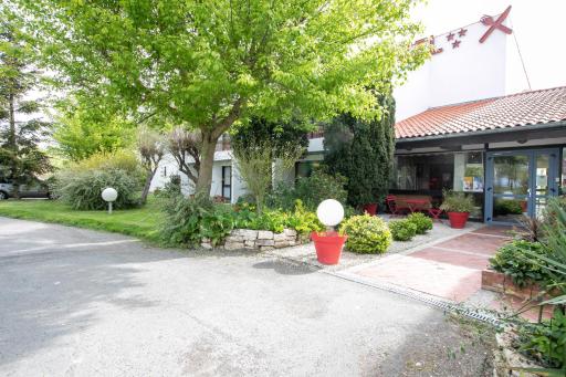 Hôtel-Restaurant La Belle Poule - - Housity
