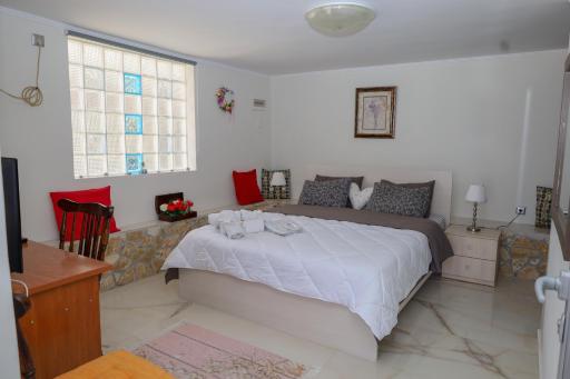 GOLDEN MOON - Housity