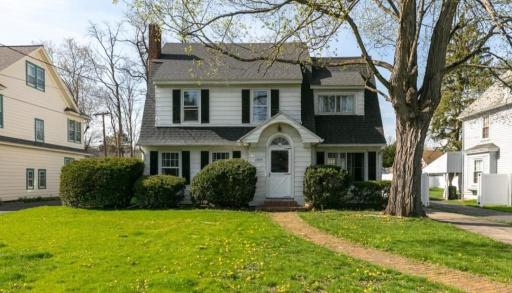Comfortable 3 bedroom home with private parking! - Housity