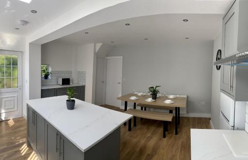 Gateway Getaway in Horsforth Sleeps 7 - Housity