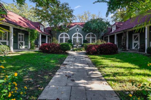 Goodstone Inn & Restaurant - Housity