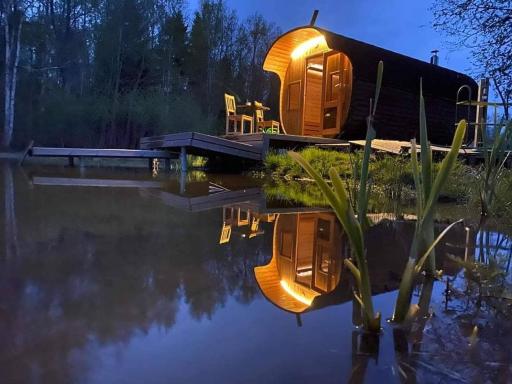 Oma tiigi ja saunaga suvemajake Soomaa serval - Housity