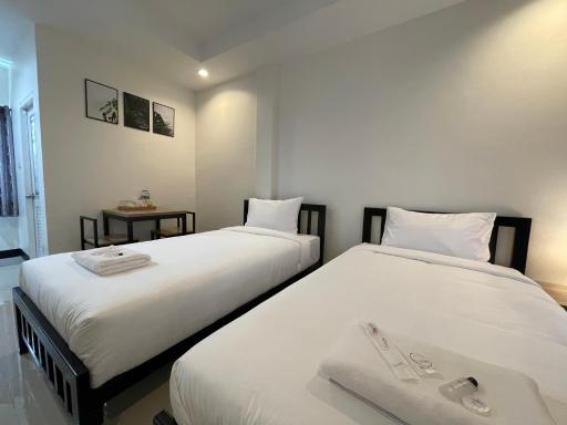 Ivory House Sriracha - Housity