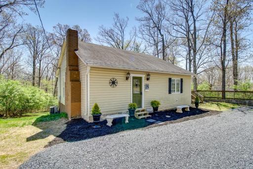 Homey Luray Cabin with Fire Pit and Deck! - Housity