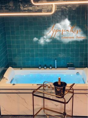 Apparenthèse Love Room Jacuzzi Sauna - Housity