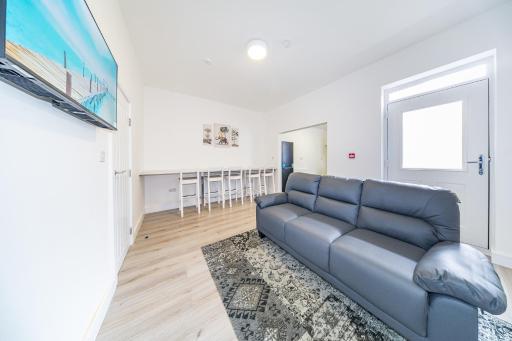Hosted By Ryan - Huge 5 Bedroom House - Housity