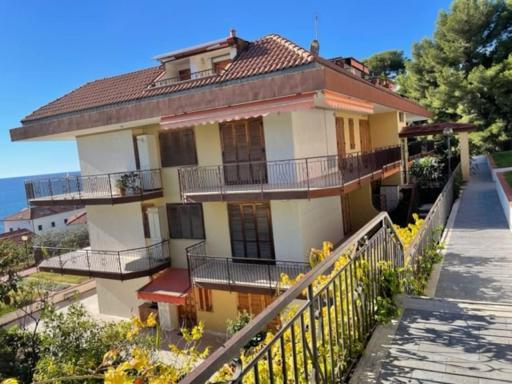 Appartamento vista mare mozzafiato con piscina, campi da tennis - Housity