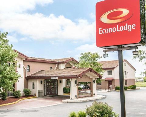 Econo Lodge Kalamazoo near Wings Stadium - Housity
